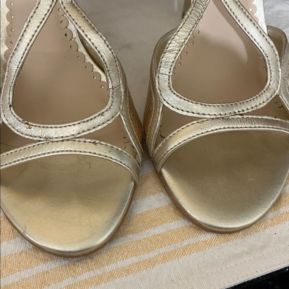 Lilly Pulitzer Metallic Gold Janie Wedges sz 7
Lilly02 - Picture 4 of 9